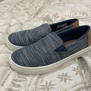 Toms, NWOT, big kid size 4